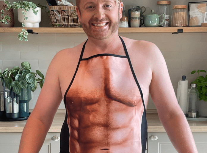 Ross Antony präsentiert sein Sixpack