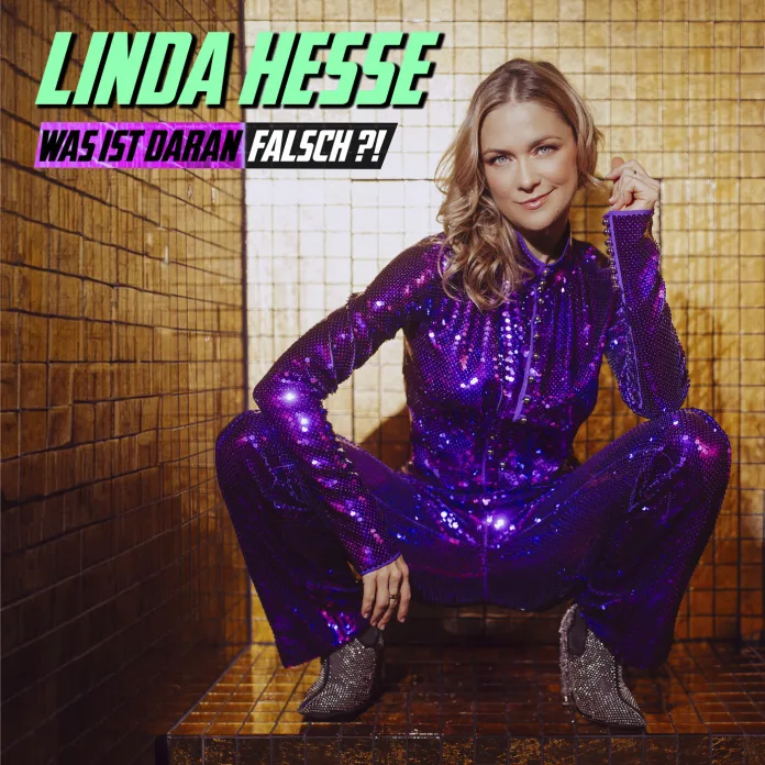 Das Coverartwork zeigt Linda Hesse für ihre neue Single "Was ist daran falsch?!". Sie sitzt in einer hockenden Position auf einem gefliesten Boden vor einer gelb-braunen Fliesenwand. Linda trägt einen auffälligen, glitzernden lila Jumpsuit und silberne Stiefel. Ihr blondes Haar fällt in Locken über ihre Schultern. Sie lächelt selbstbewusst in die Kamera und berührt mit einer Hand ihr Haar. Der Titel "LINDA HESSE" ist in großen, neongrünen Buchstaben oben im Bild zu sehen, darunter steht der Songtitel "WAS IST DARAN FALSCH?!" in kleinerer Schrift in Pink und Weiß.